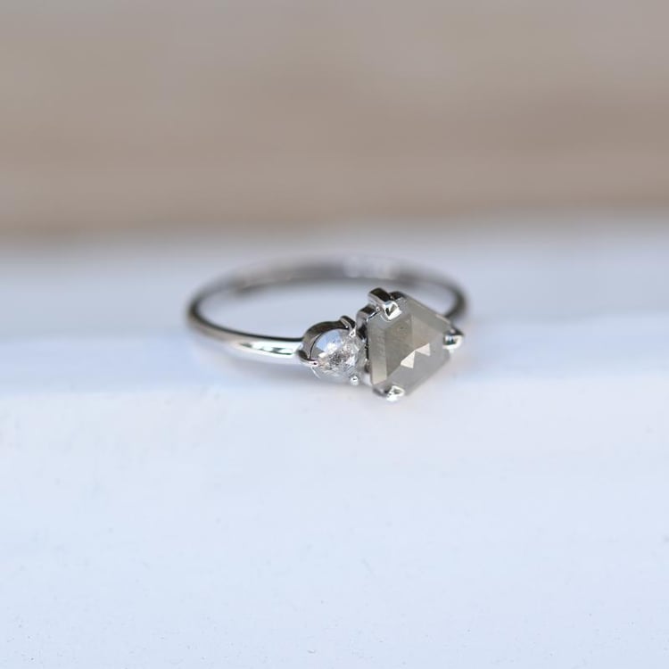 Prsteň se superman a round sivými diamantmi 48994