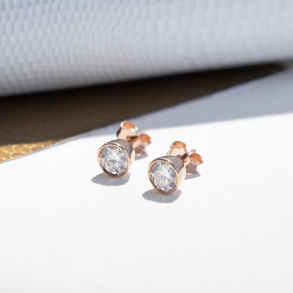 Bezel náušnice s moissanitmi Sontre