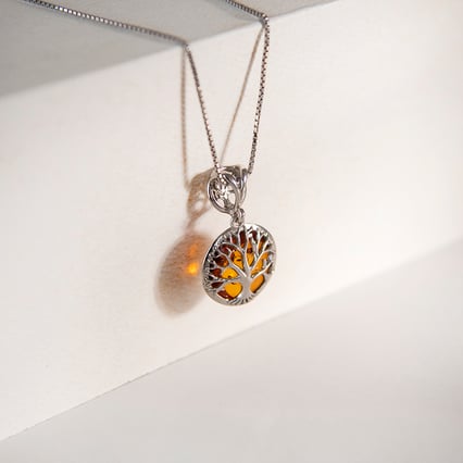 Strieborný jantárový prívesok so stromom života Rubie