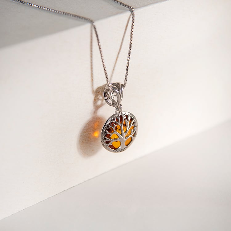Strieborný jantárový prívesok so stromom života Rubie 107885