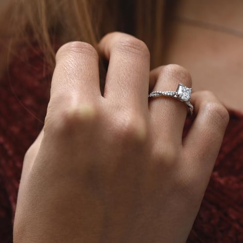 Prepletený zásnubný prsteň s princess diamantom Annas