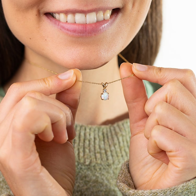 Prívesok s bielym okrúhlym opálom a diamantom Endora 147456