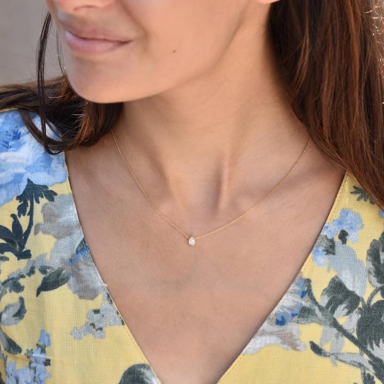 Zlatý náhrdelník s IGI certifikovaným pear diamantom 45270