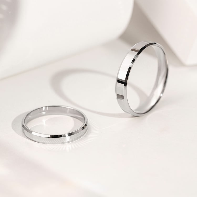 Zlaté svadobné obrúčky so skosenými hranami a netradičným povrchom Ruff 156801