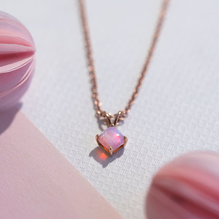 Zlatý prívesok s cushion ružovým opálom Cabe 109327