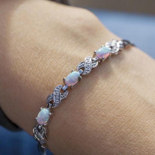  Strieborný náramok s nežnými opály 14597