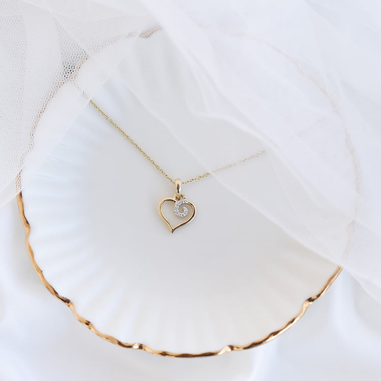 Prívesok v tvare srdca s diamantmi 93654