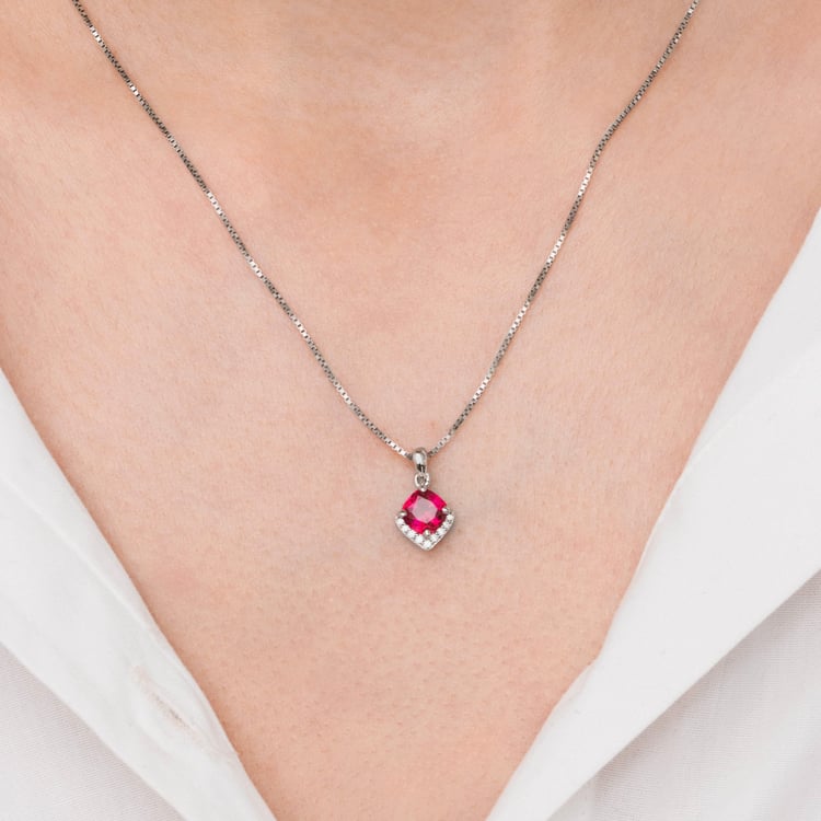 Strieborný prívesok so simulovaným rubínom Augustin 165657