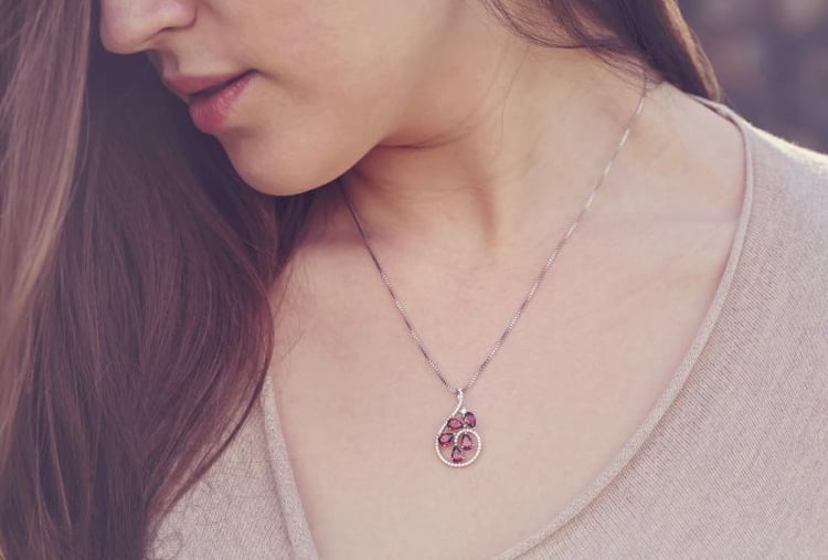 Náhrdelník s granátmi Earlyne 9709