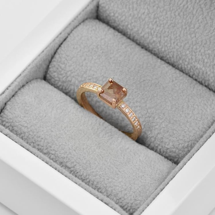 Zlatý prsteň se salt'n'pepper diamantem Marcia 44326