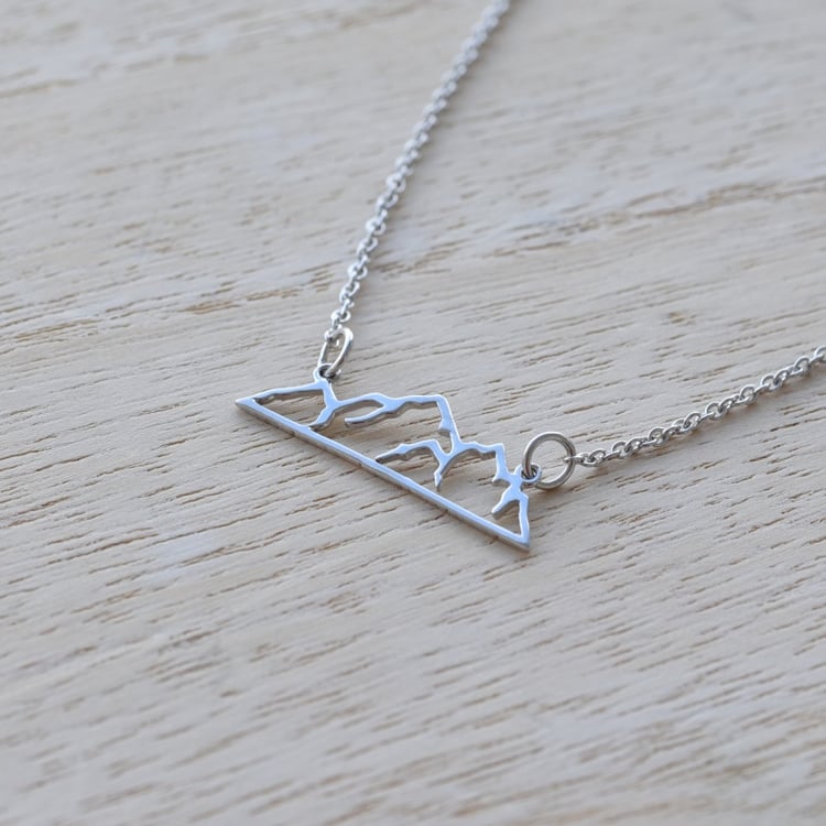 Strieborný náhrdelník v tvare hôr 67197