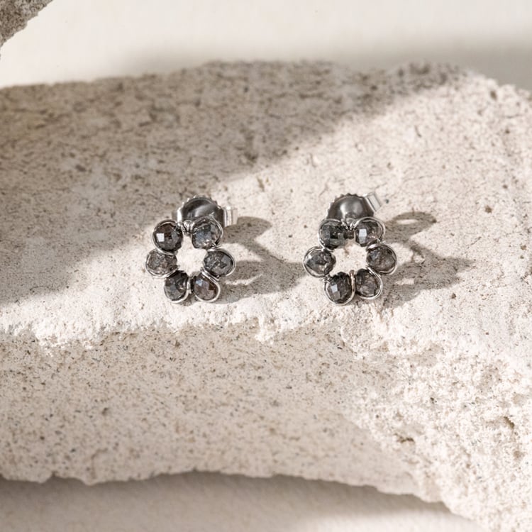 Náušnice v tvare kvetov so salt and pepper diamantmi Dina 101055