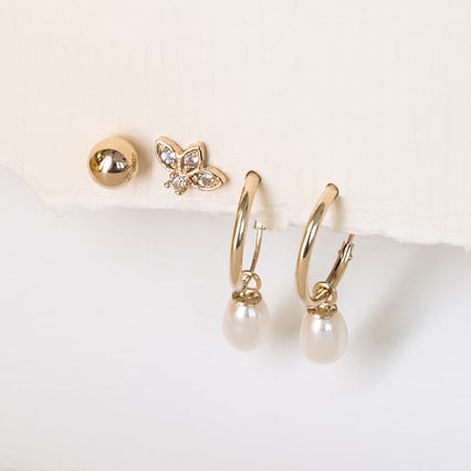 Zlaté visiace náušnice s bielymi perlami Cathy