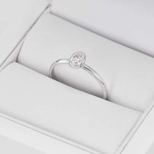 Zásnubný prsteň s oválnym diamantom Comteny