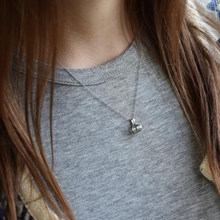 Zlatý prívesok so zeleným amtystom 27326