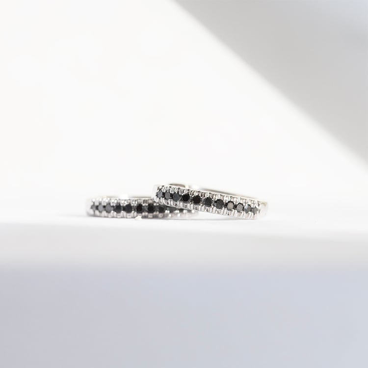 Kruhové náušnice s čiernymi diamantmi Carolin 145271