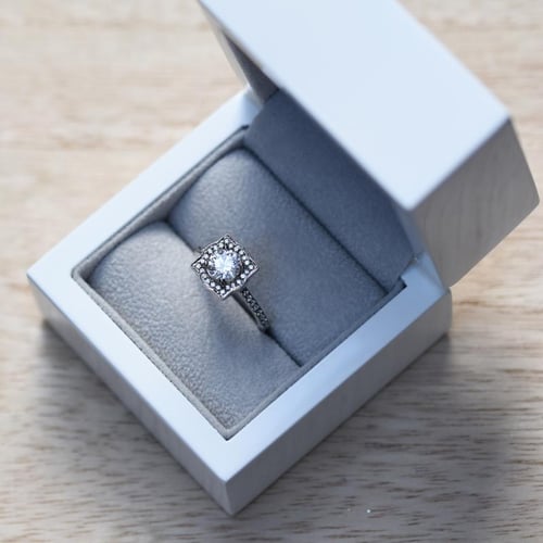Extravagantný zásnubný diamantový prsteň v halo štýle Omega