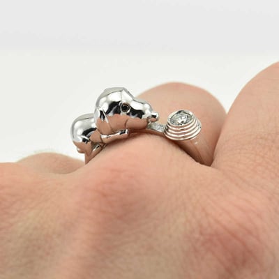 Prsteň vyrobený z bieleho zlata