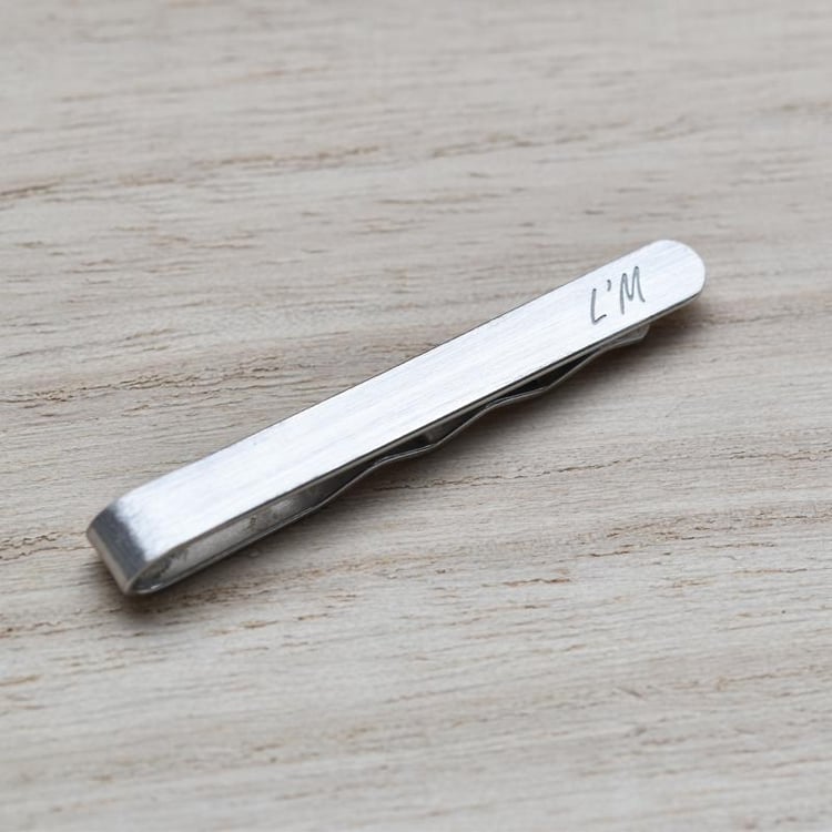 Strieborná kravatová spona s gravírom 25707