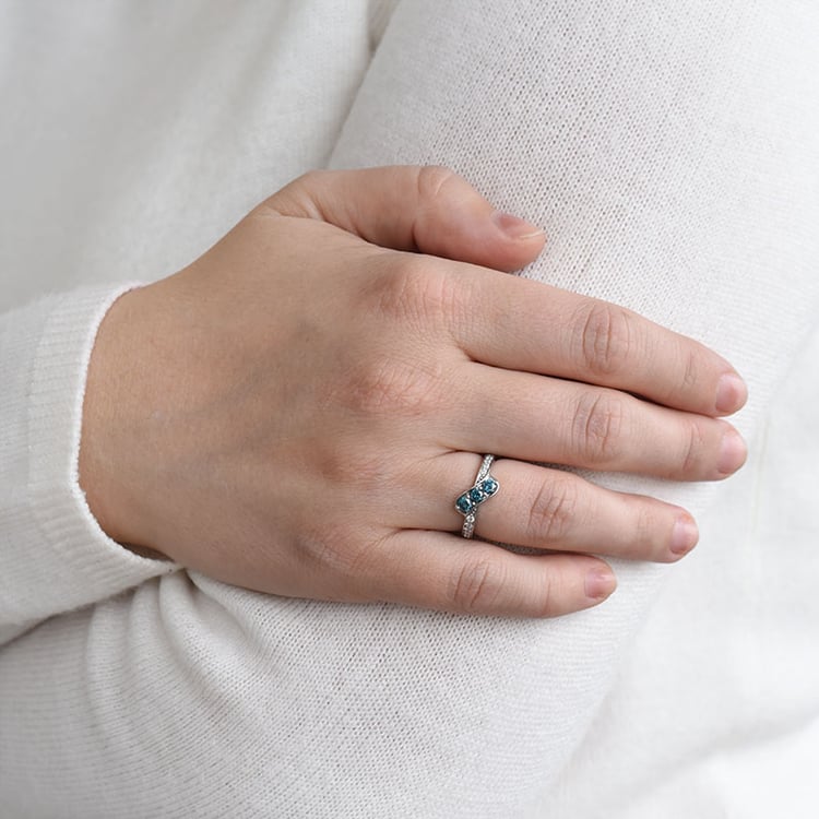 Krásne modré a biele diamanty v zlatom prsteni 88636