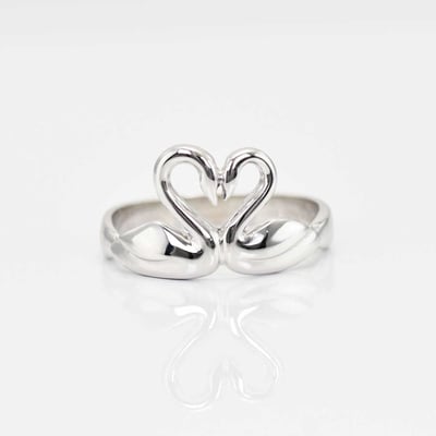 Hlavy labutí tvoria srdce