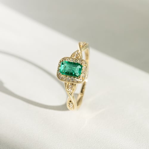 Elegantný smaragdový zlatý prsteň s diamantmi James