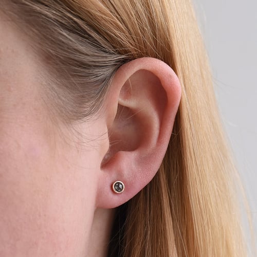 Zlaté bezel náušnice s 0.52ct salt and pepper diamantmi Aiman