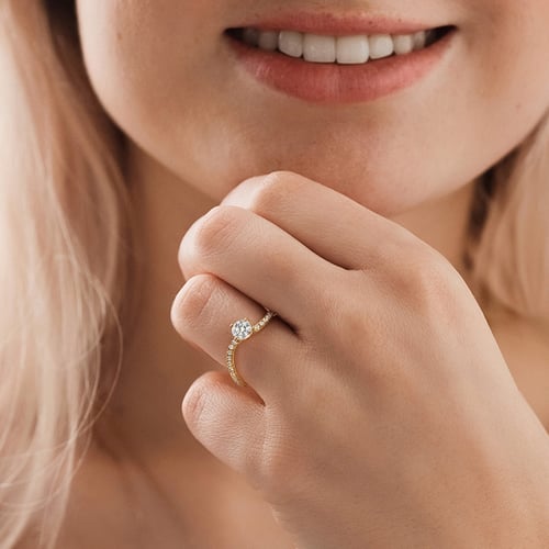 Atypický zásnubný prsteň s round moissanitom a lab-grown diamanty Elise