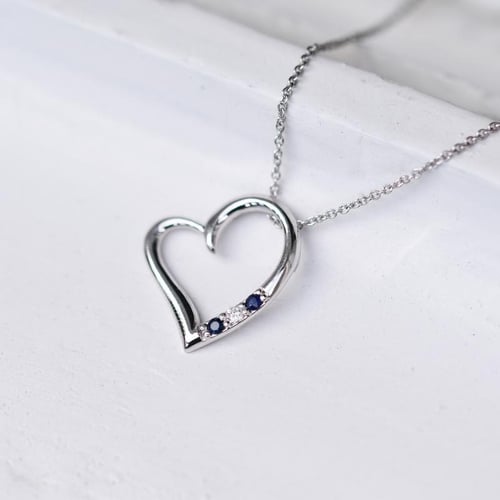 Strieborný prívesok srdce so zafírmi a diamantom Janey