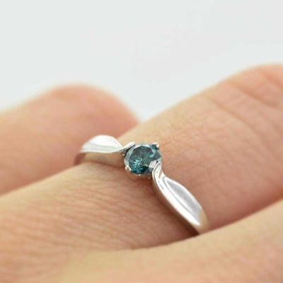 Zásnubný prsteň s modrým diamantom