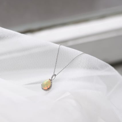 Prívesok s bielym opálom a diamantmi Melia