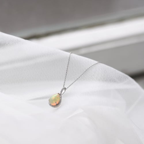 Prívesok s bielym opálom a diamantmi Melia