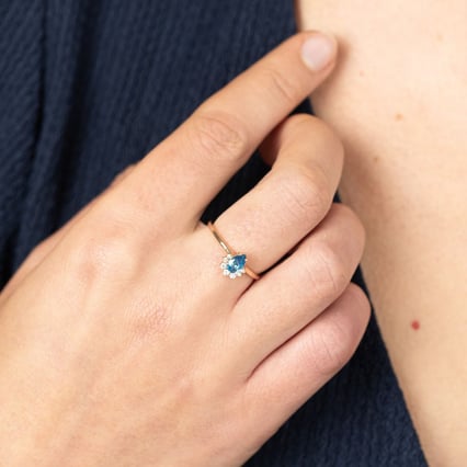 Zásnubný prsteň s certifikovaným fancy blue lab-grown diamantom Dorean