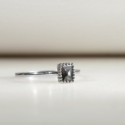 Zlatý prsteň s princess salt and pepper diamantom Ethelie