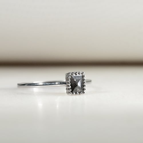 Zlatý prsteň s princess salt and pepper diamantom Ethelie