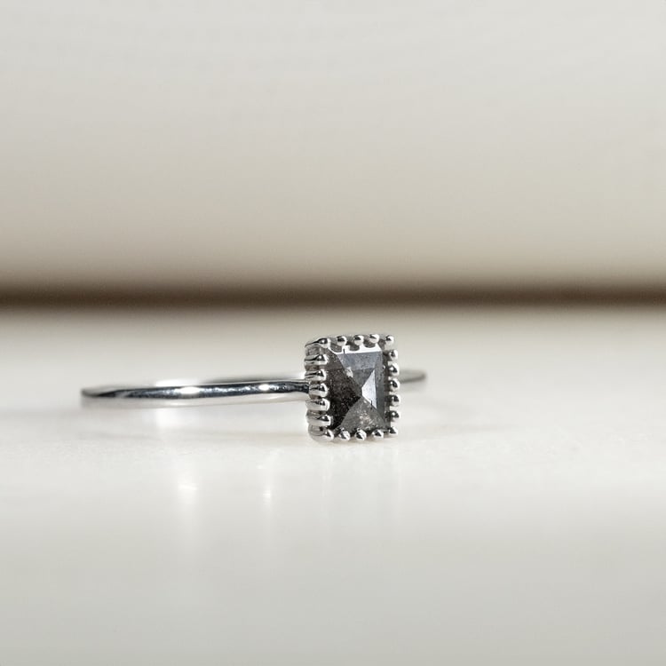 Zlatý prsteň s princess salt and pepper diamantom Ethelie 132847