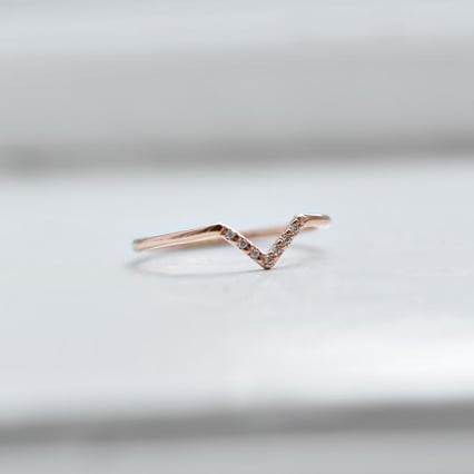 Zlatá vykrojená obrúčka s diamantmi Sandira