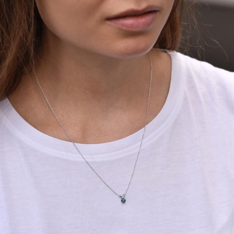 Modrý diamant v zlatom náhrdelníku 45101