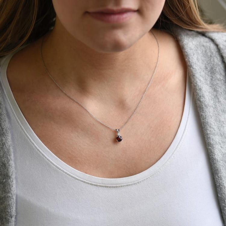 Zlatý náhrdelník s granátom 8223