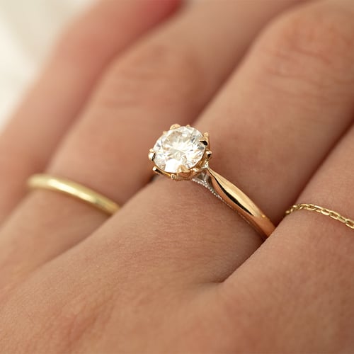 Zásnubný prsteň s moissanitom a lab-grown diamantmi Lisabet