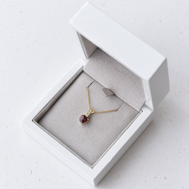 Náhrdelník s granátom a diamantom 69284