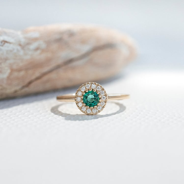 Zlatý halo prsteň so smaragdom obklopeným diamantmi Vale 111599