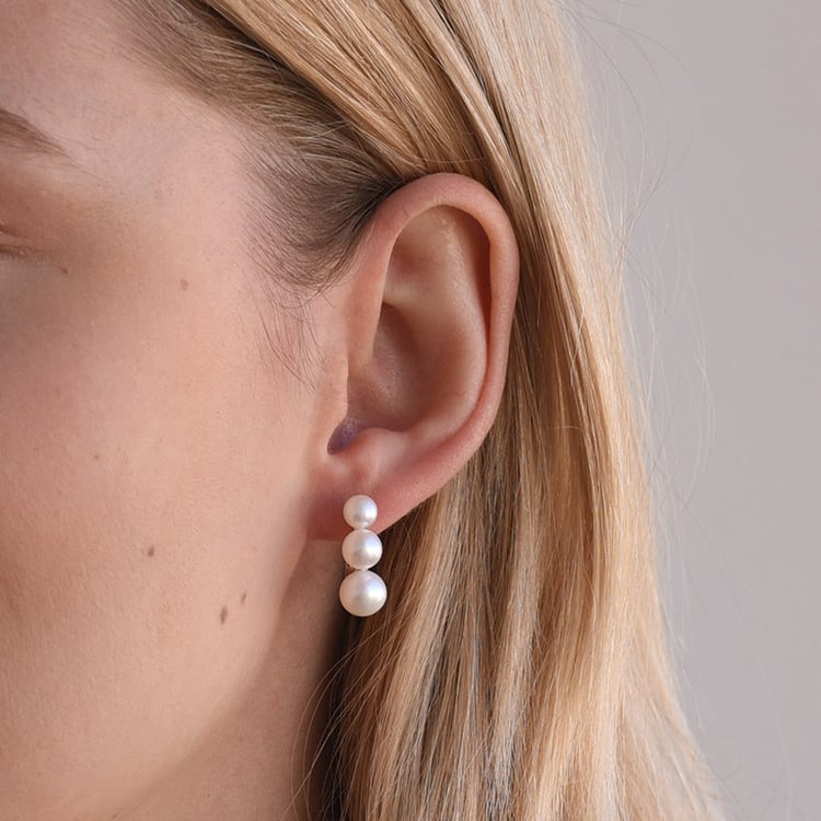 Strieborné visiace náušnice s tromi bielymi perlami 65630