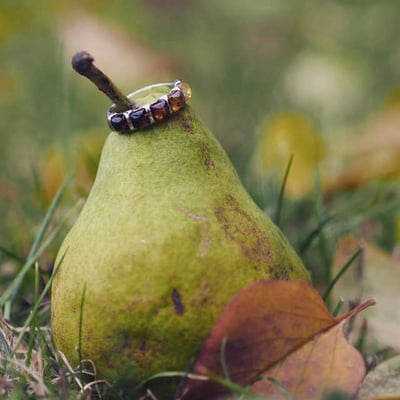 Strieborný prsteň s jantármi