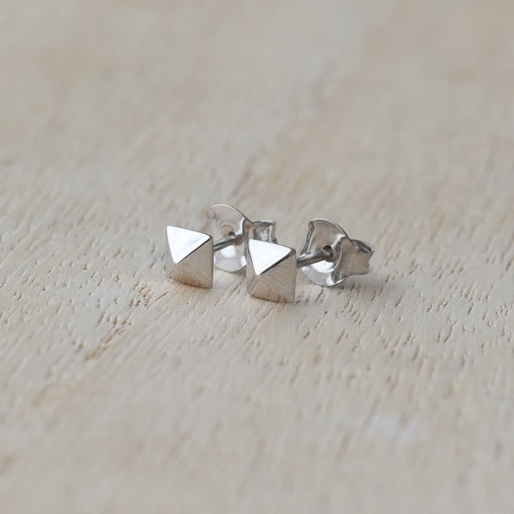 pyramídové náušnice zo striebra 67162