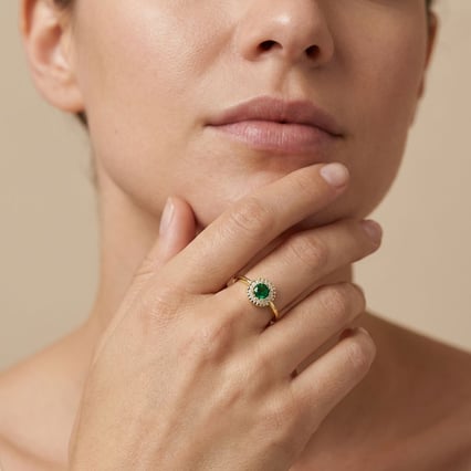 Rozvodový zlatý halo prsteň so smaragdom obklopeným diamantmi Eliot