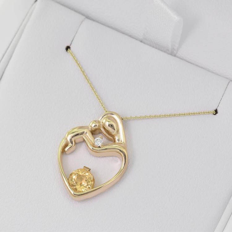 Matka a dieťa v náhrdelníku 30843