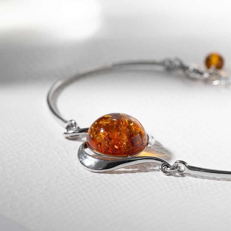 Jantár v elegantnom striebornom náramku Bacay 130816