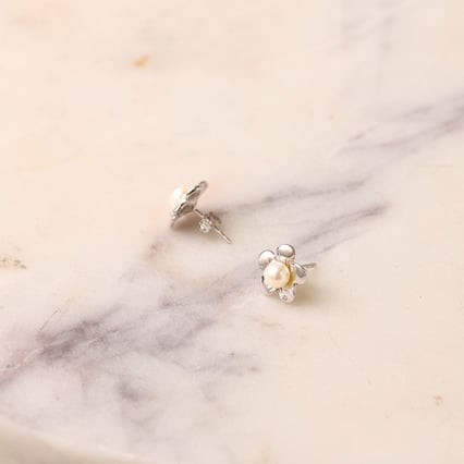 Jemné náušnice v tvare kvetu s bielou perlou a lab-grown diamantom Abhishek