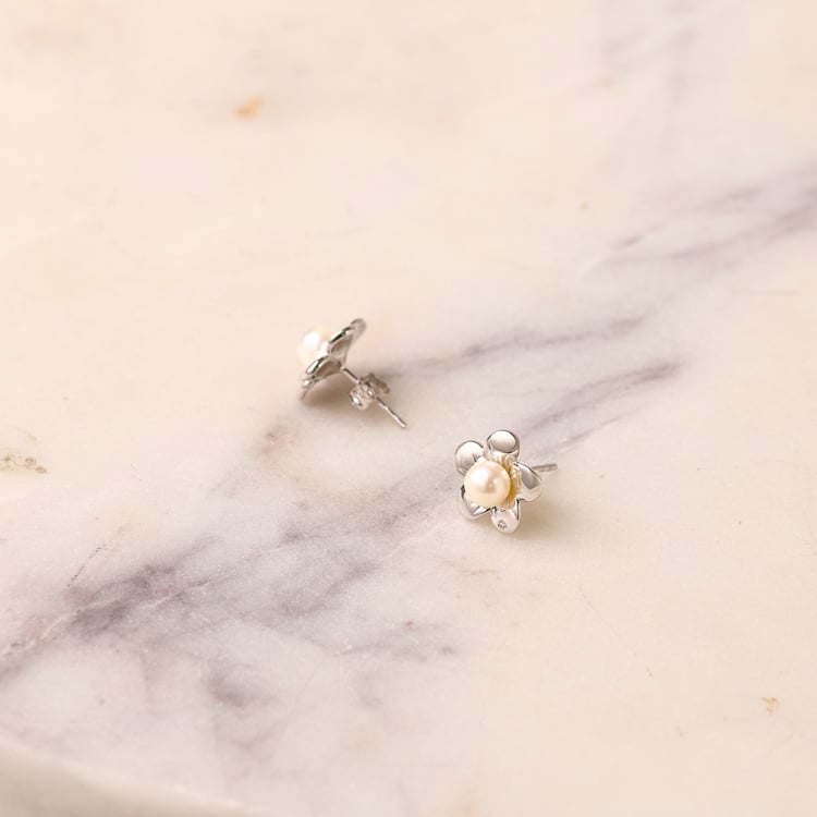 Jemné náušnice v tvare kvetu s bielou perlou a lab-grown diamantom Abhishek 165442